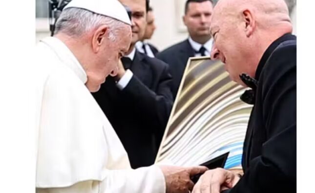 Presente do Papa Francisco contribuiu dono de restaurante a alimentar famintos por anos