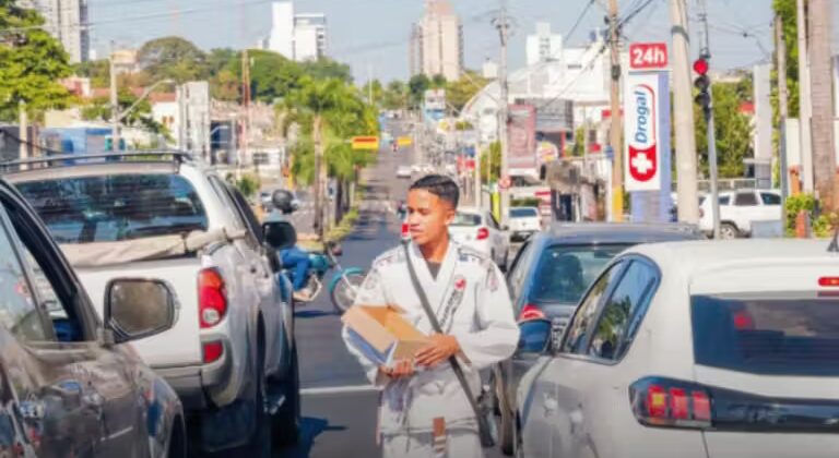 Atleta de 16 anos vende paçoquinha na rua para conseguir dinheiro e competir: