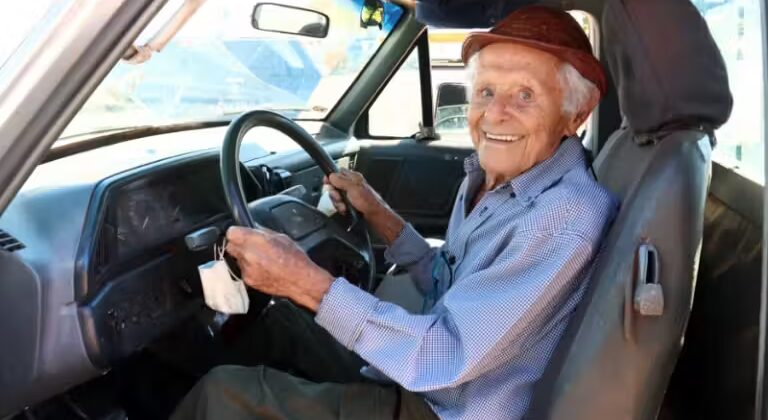Idoso renova a CNH aos 101 anos; condutor mais velho do MS
