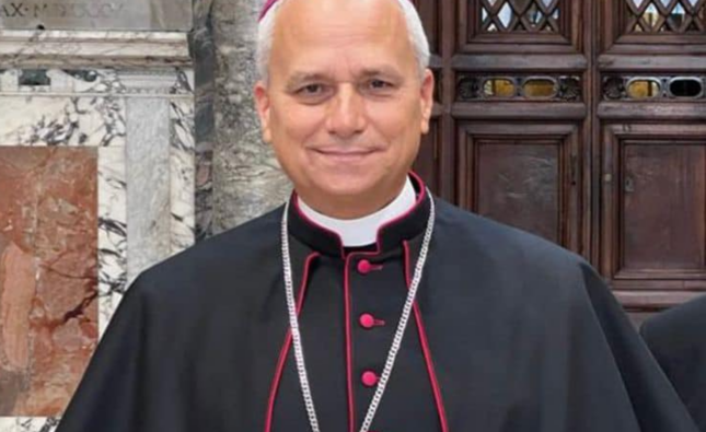 Habemus papam: fumaça branca sai da chaminé da Capela Sistina; papa é norte-americano