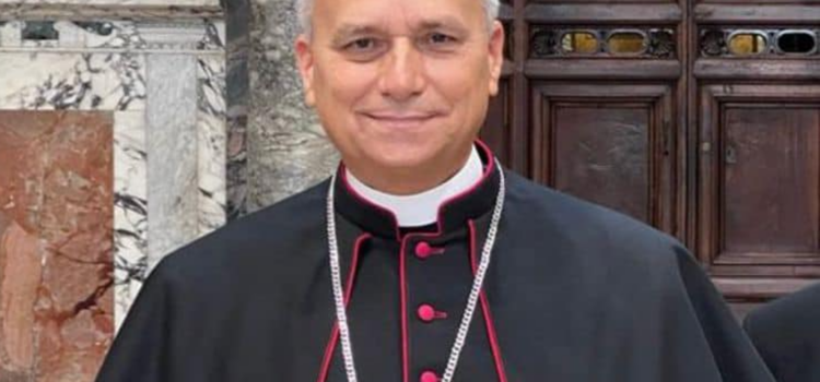 Habemus papam: fumaça branca sai da chaminé da Capela Sistina; papa é norte-americano