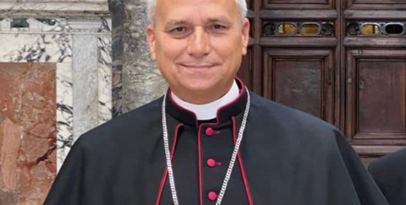 Habemus papam: fumaça branca sai da chaminé da Capela Sistina; papa é norte-americano