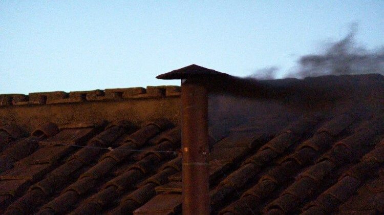 Com fumaça preta na manhã desta quinta-feira, cardeais retomam votações à tarde