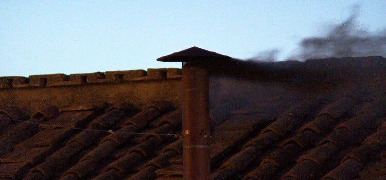 Com fumaça preta na manhã desta quinta-feira, cardeais retomam votações à tarde