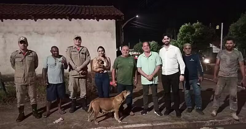 Moradores se unem e resgatam filhote de caramelo que ficou 20h presa em bueiro: