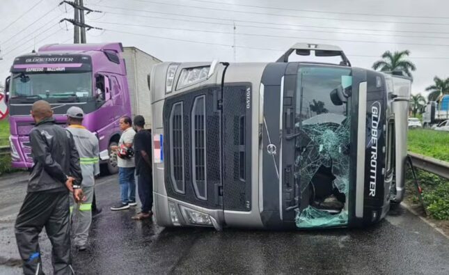 Piloto morre após cair de moto e ser atropelado por carreta na BR-324; motocicleta derrapou em pista com óleo