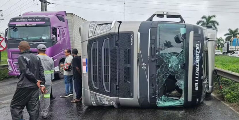 Piloto morre após cair de moto e ser atropelado por carreta na BR-324; motocicleta derrapou em pista com óleo