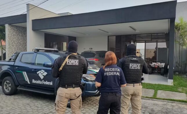Três policiais militares suspeitos de lavar dinheiro do jogo do bicho e extorsão são investigados em operação na Bahia