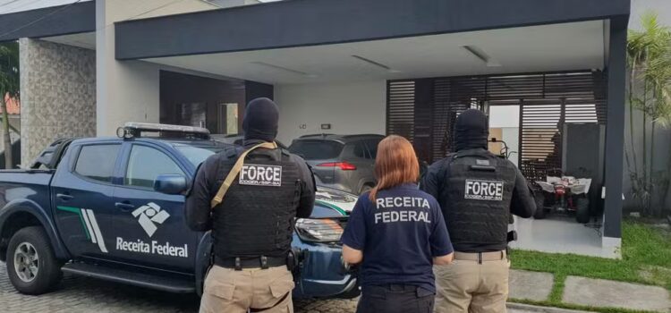 Três policiais militares suspeitos de lavar dinheiro do jogo do bicho e extorsão são investigados em operação na Bahia