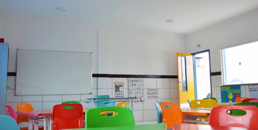 Prefeitura de Feira de Santana abre 500 vagas para cuidadores escolares com salários de R$2 mil; veja como se inscrever