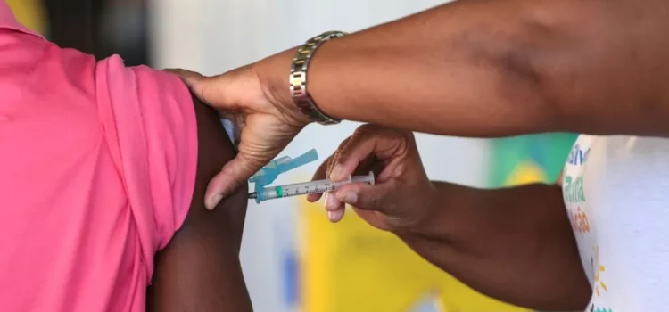 Feira de Santana amplia vacinação contra gripe para população acima de seis meses de idade