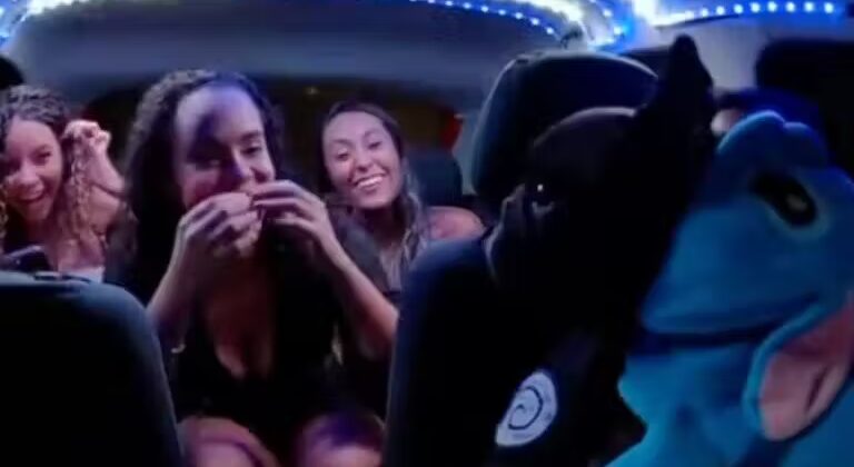 Motorista de app leva cachorro vestido de Stitch no carro e encanta passageiros; vídeo