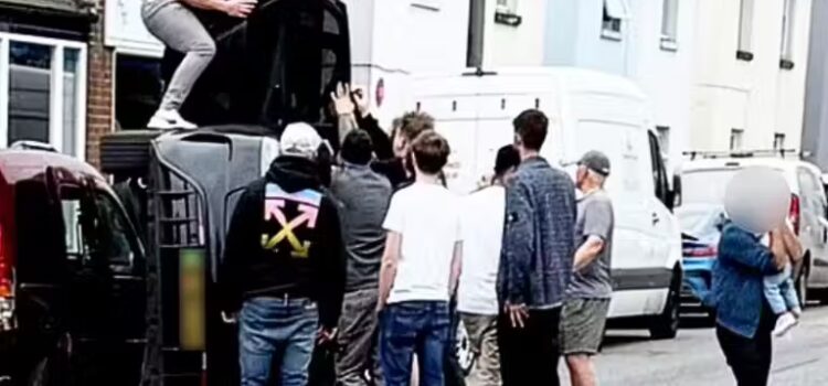 Jovens resgatam família que capotou o carro com bebê dentro; heróis