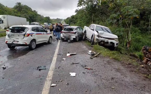 Engavetamento com oito veículos deixa motorista ferido na BR-324; faixa da pista foi interditada