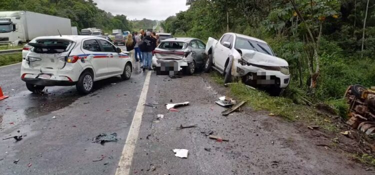 Engavetamento com oito veículos deixa motorista ferido na BR-324; faixa da pista foi interditada