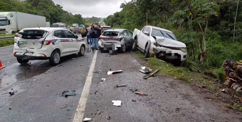 Engavetamento com oito veículos deixa motorista ferido na BR-324; faixa da pista foi interditada