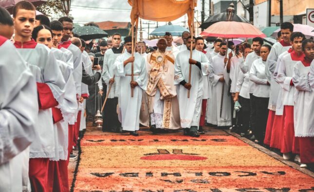 Solenidade de Corpus Christi terá Missa Solene e confecção dos tradicionais tapetes em Feira de Santana