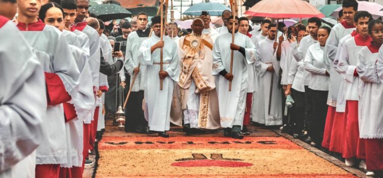 Solenidade de Corpus Christi terá Missa Solene e confecção dos tradicionais tapetes em Feira de Santana