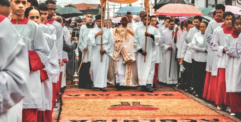 Solenidade de Corpus Christi terá Missa Solene e confecção dos tradicionais tapetes em Feira de Santana