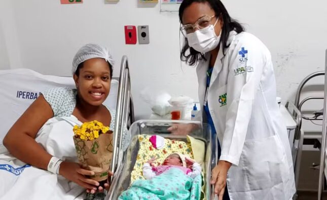 Sem saber que estava grávida, mulher procura unidade de saúde com dores abdominais e dá à luz a uma menina em Salvador