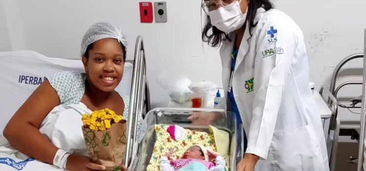 Sem saber que estava grávida, mulher procura unidade de saúde com dores abdominais e dá à luz a uma menina em Salvador