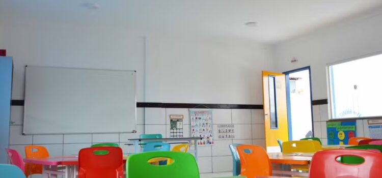 Divulgação de resultado de processo seletivo para cuidadores escolares em Feira de Santana é prorrogada; confira cronograma