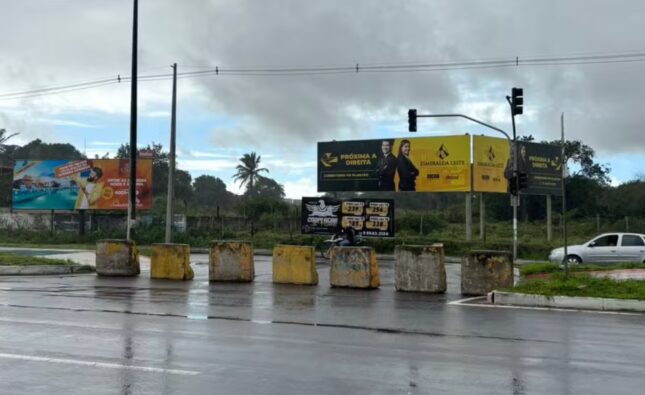 Retorno de avenida em Feira de Santana é interditado temporariamente após engarrafamento; veja alternativa