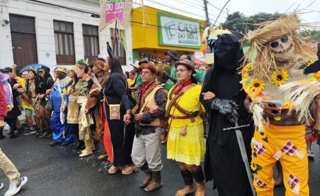 Alegria, tradição e criatividade marcam a passagem do Bando Anunciador