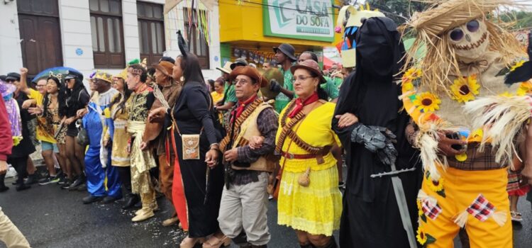 Alegria, tradição e criatividade marcam a passagem do Bando Anunciador