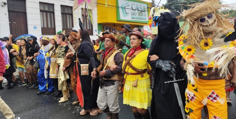 Alegria, tradição e criatividade marcam a passagem do Bando Anunciador
