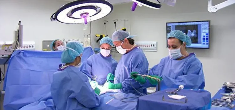 Bahia amplia oferta de mamoplastia redutora pelo SUS; número de cirurgias já supera total de 2024