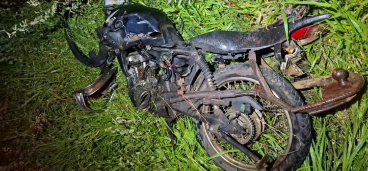 Motociclista morre após colisão com caminhão boiadeiro na BR-324