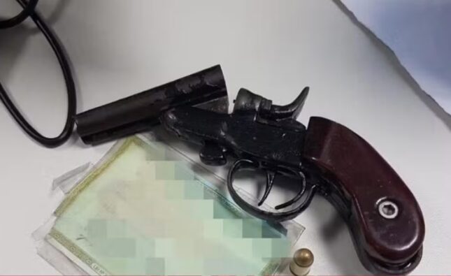 Adolescente de 14 anos é flagrado com revólver dentro de ônibus escolar em Feira de Santana