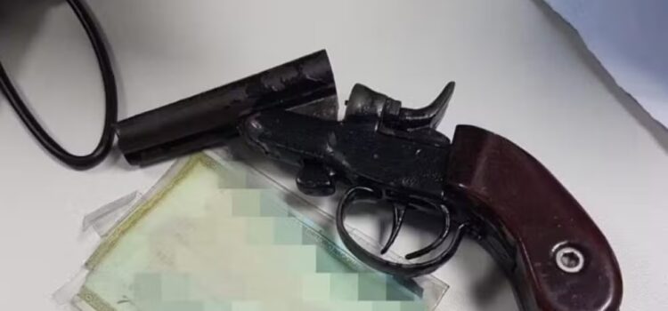 Adolescente de 14 anos é flagrado com revólver dentro de ônibus escolar em Feira de Santana