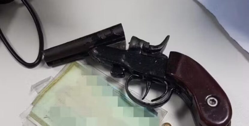 Adolescente de 14 anos é flagrado com revólver dentro de ônibus escolar em Feira de Santana