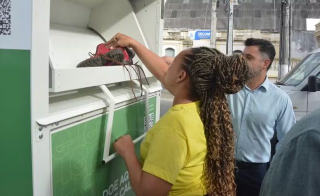 Ponto de entrega voluntária para roupas e sapatos usados é instalado em Feira de Santana