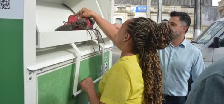 Ponto de entrega voluntária para roupas e sapatos usados é instalado em Feira de Santana