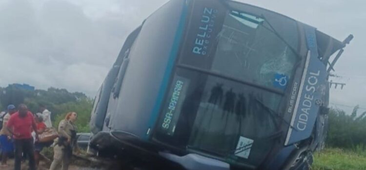 Ônibus sofre um acidente na BR-324 e deixa passageiros feridos em Feira de Santana