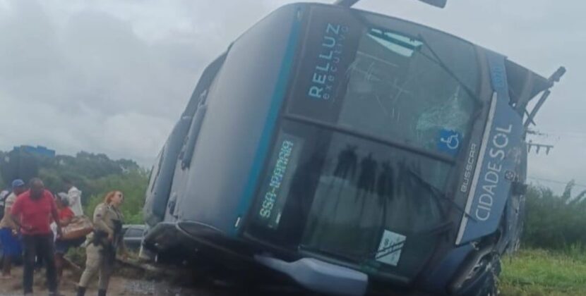 Ônibus sofre um acidente na BR-324 e deixa passageiros feridos em Feira de Santana