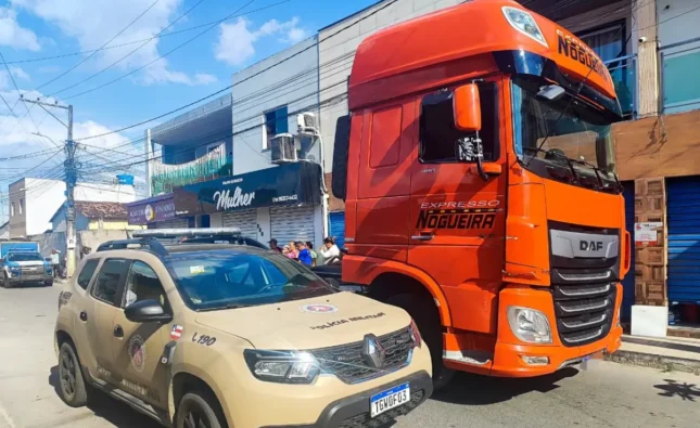 Mulher falece e filho fica ferido após ser atropelado por carreta em Feira de Santana.