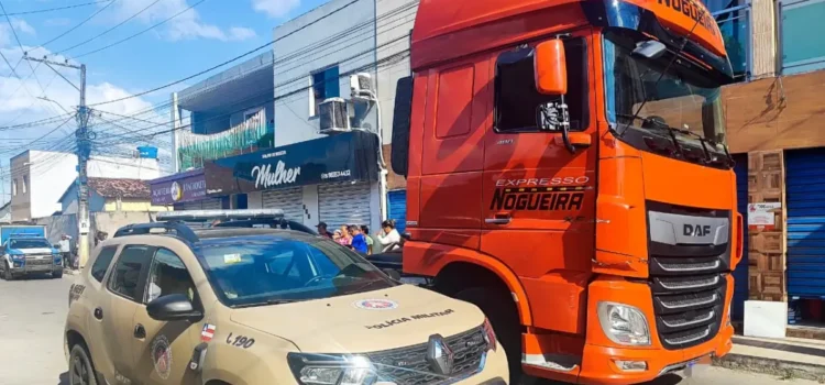 Mulher falece e filho fica ferido após ser atropelado por carreta em Feira de Santana.