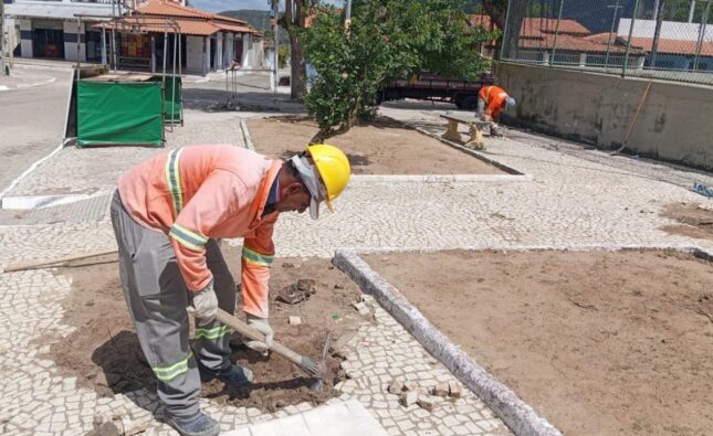 SOMA aciona oito equipes para recuperar pavimento de vias em Feira