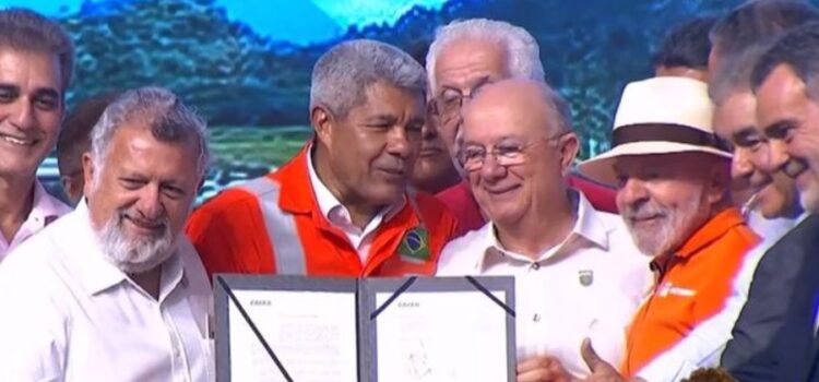 José Ronaldo fecha contrato de R$ 200 milhões com Caixa ao lado de Lula e Jerônimo