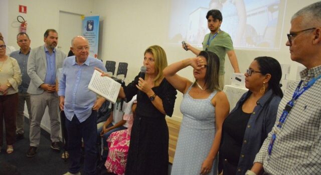 Prefeitura de Feira entrega óculos inteligentes para garantir independência a alunos com cegueira