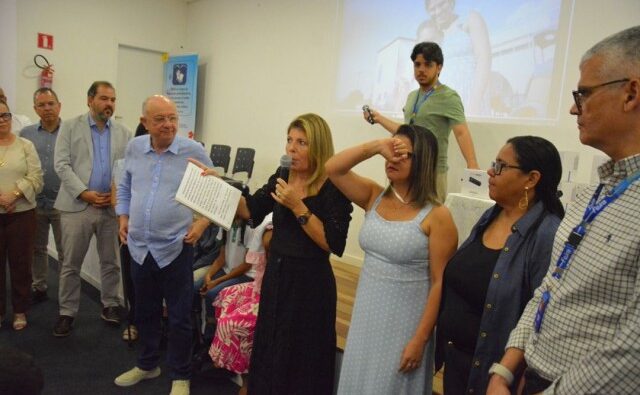 Prefeitura de Feira entrega óculos inteligentes para garantir independência a alunos com cegueira