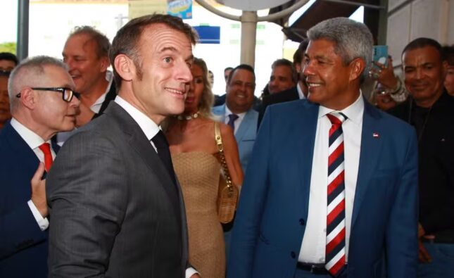 Macron toca tambor com Olodum e curte roda com Filhos de Gandhy em visita a pontos turísticos no Centro Histórico de Salvador