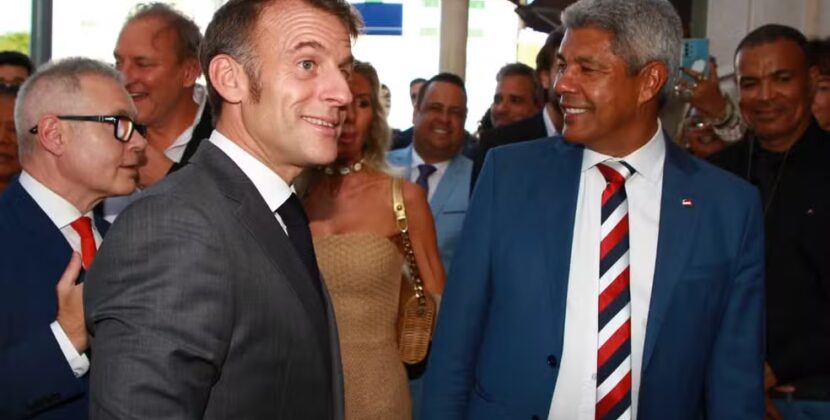 Macron toca tambor com Olodum e curte roda com Filhos de Gandhy em visita a pontos turísticos no Centro Histórico de Salvador