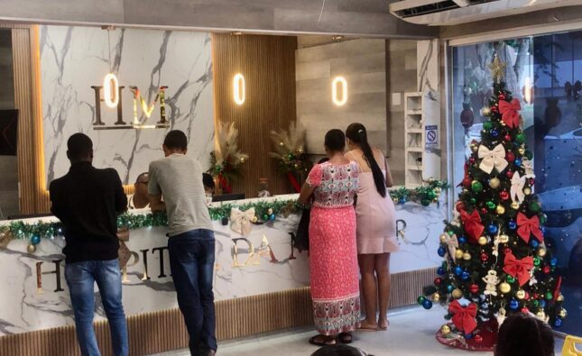 Magia do Natal encanta pacientes do Hospital da Mulher