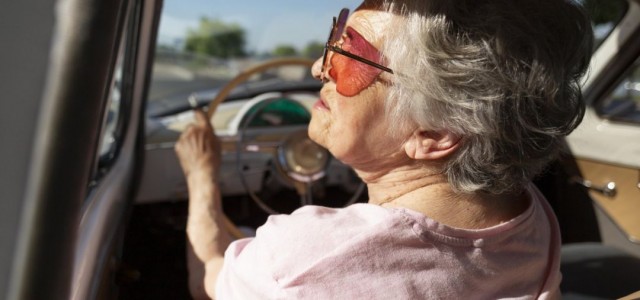 Projeto de lei prevê desconto na compra de carros para idosos