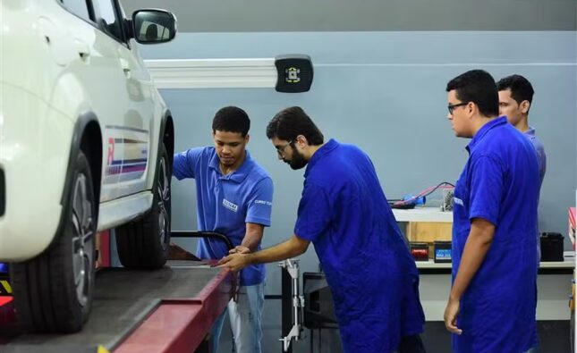 Senai promove mais de mil bolsas gratuitas em cursos técnicos na Bahia; veja como se inscrever